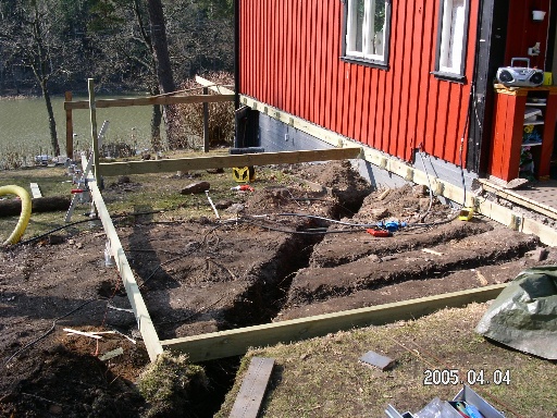 altan10.JPG - Mera grävning samt ytterkant på altan
