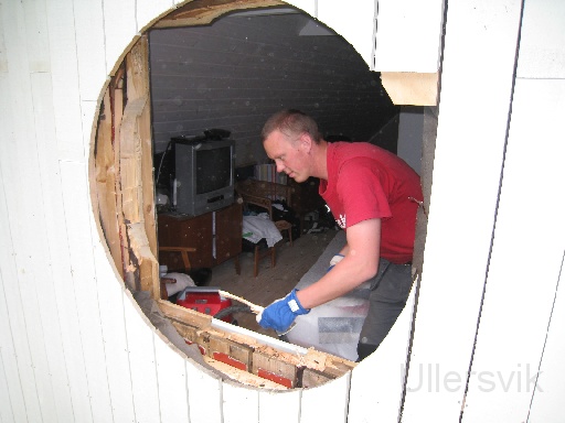 IMG_0469.JPG - Monterar ett av de runda fönstren(120cm i diameter)