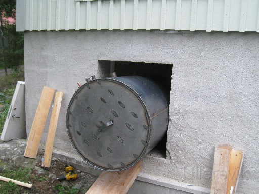IMG_1603.JPG - Här är varmvattenberedaren på väg in
